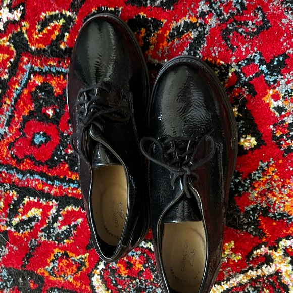 Clarks Oxford Shiny black platform shoes - Picture 4 of 6